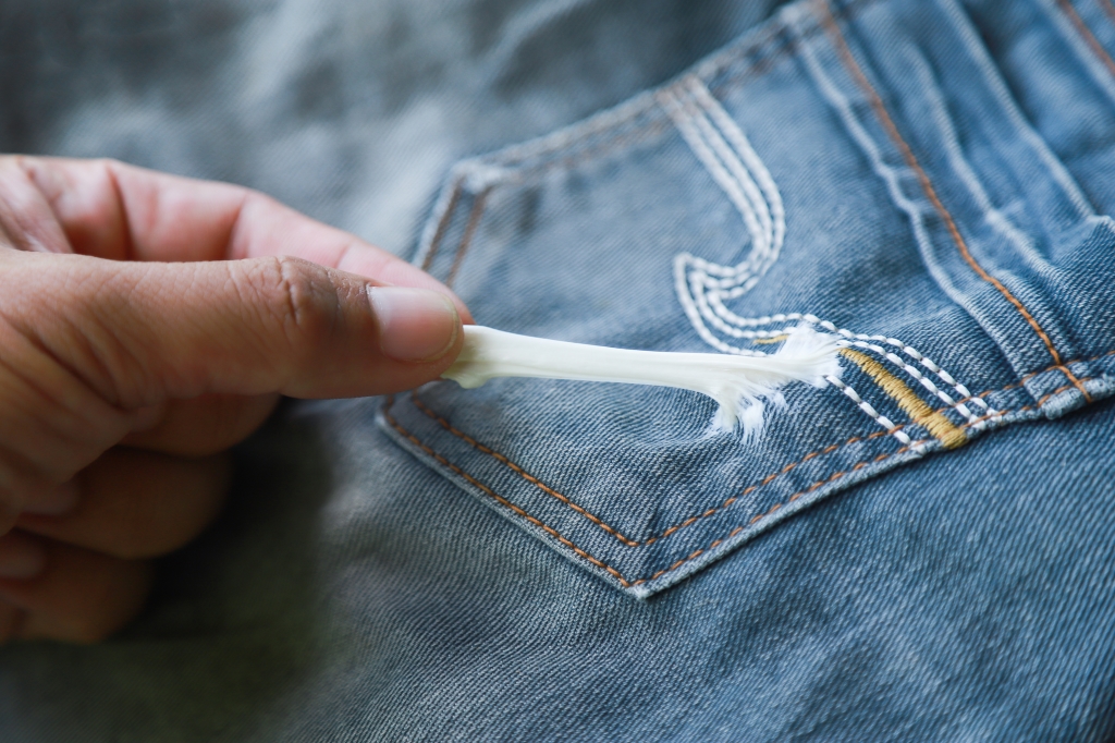 hoe krijg je kauwgom uit kleding